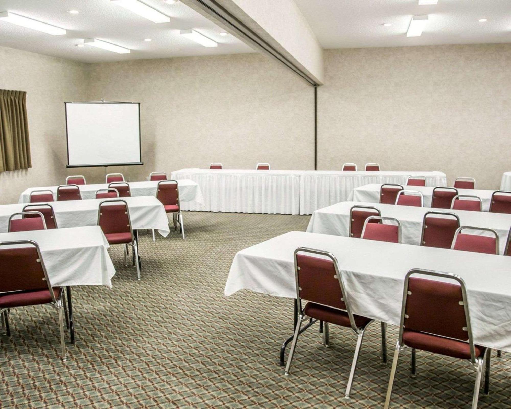 Comfort Inn & Suites Riverview Near Davenport And I-80 Le Claire Екстериор снимка
