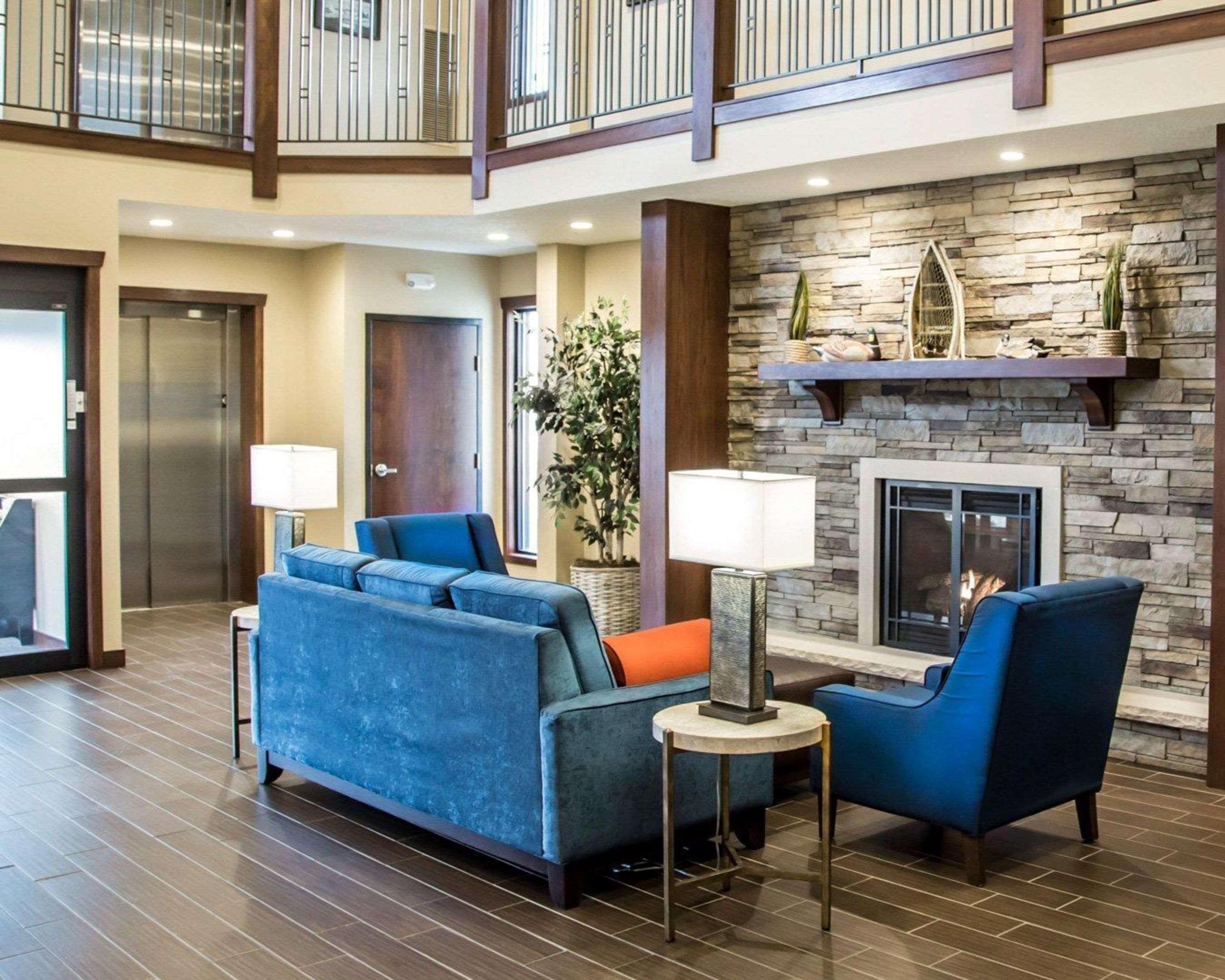 Comfort Inn & Suites Riverview Near Davenport And I-80 Le Claire Екстериор снимка