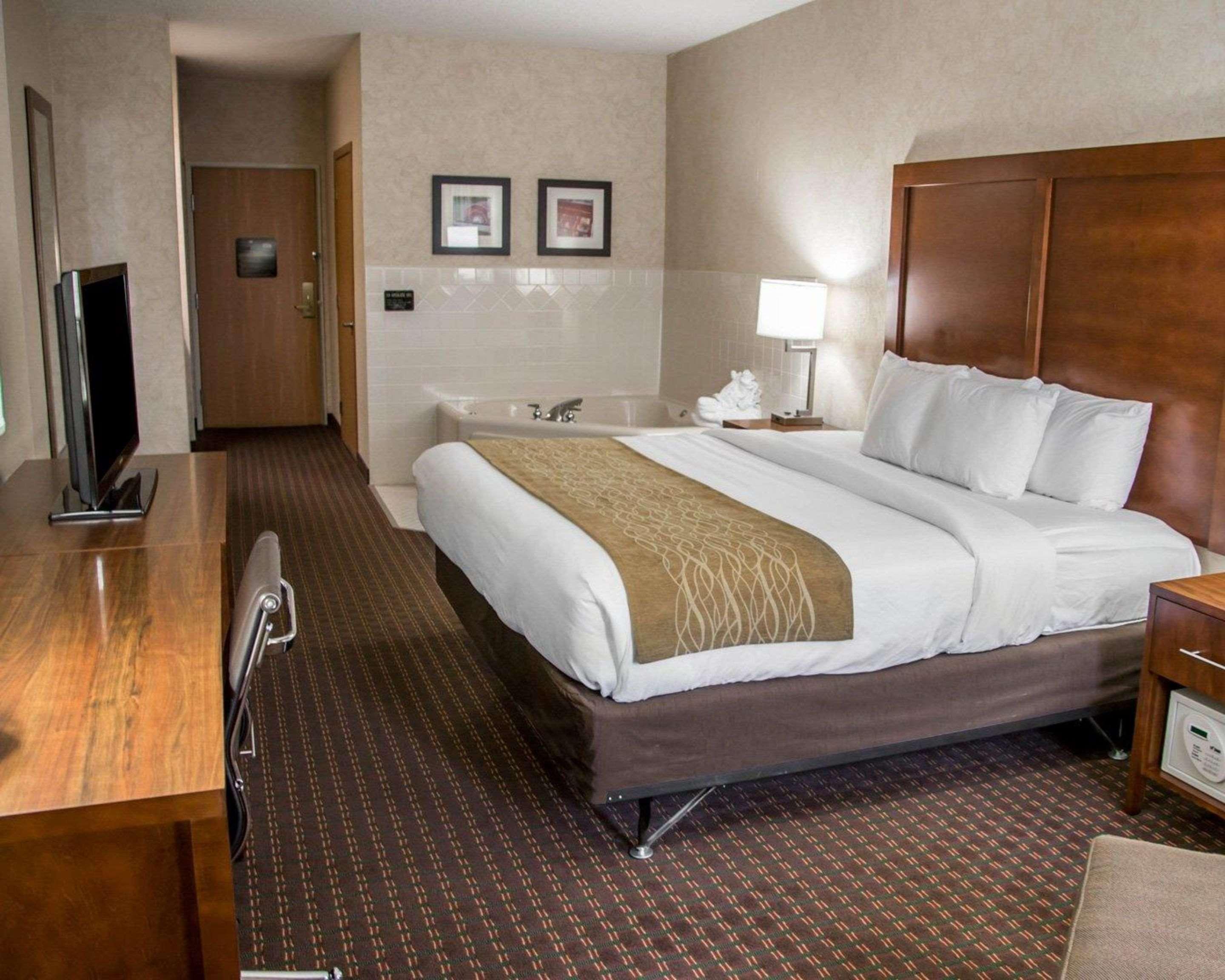 Comfort Inn & Suites Riverview Near Davenport And I-80 Le Claire Екстериор снимка