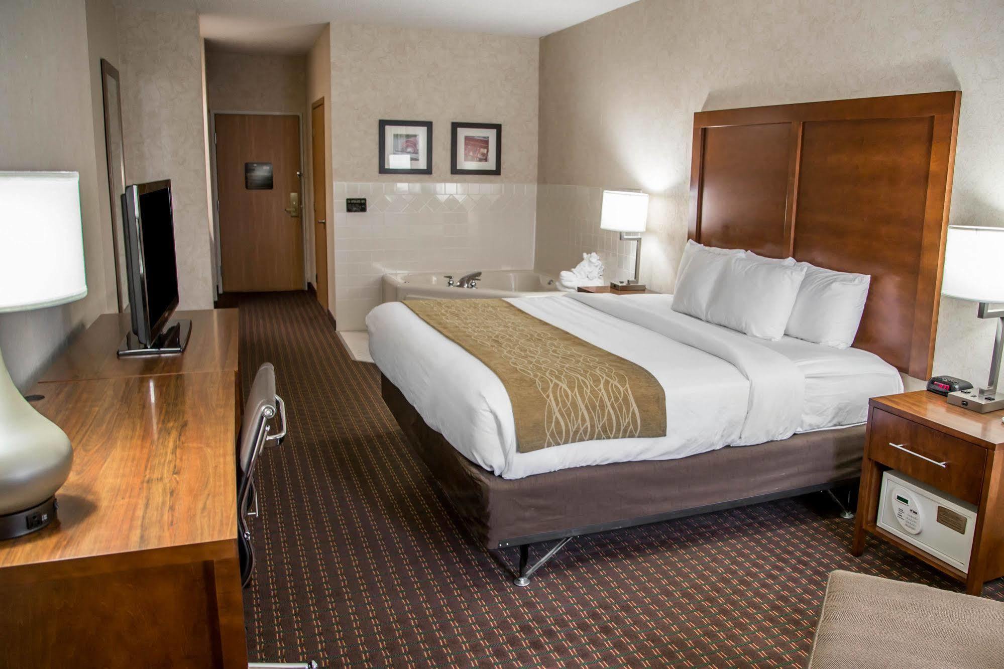 Comfort Inn & Suites Riverview Near Davenport And I-80 Le Claire Екстериор снимка
